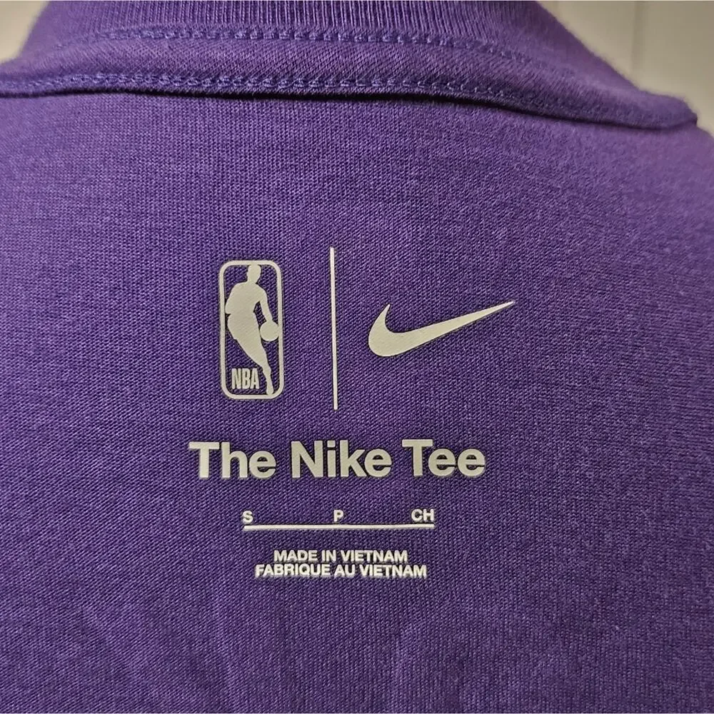 NIKE PHOENIX SUNS 2022-23 DEVIN BOOKER T-SHIRT – SIZE SMALL – PURPLE – NWT